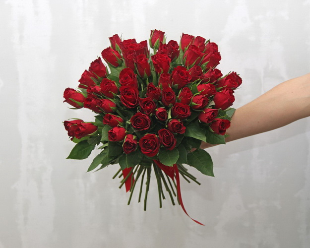 Букет із 51 червоної троянди під стрічку
