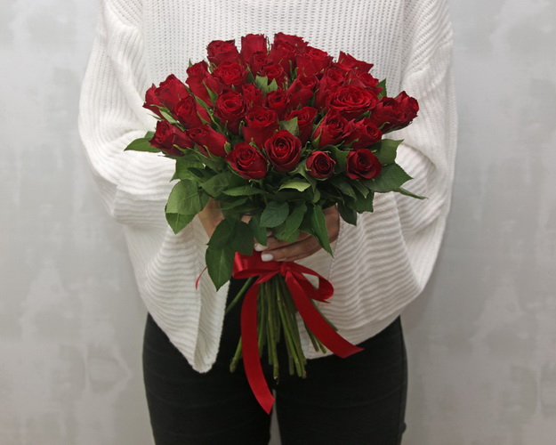 Букет із 35 червоних троянд під стрічку