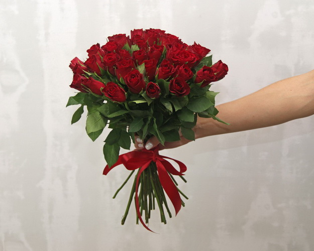 Букет із 35 червоних троянд під стрічку