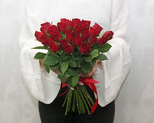 Букет із 25 червоних троянд під стрічку