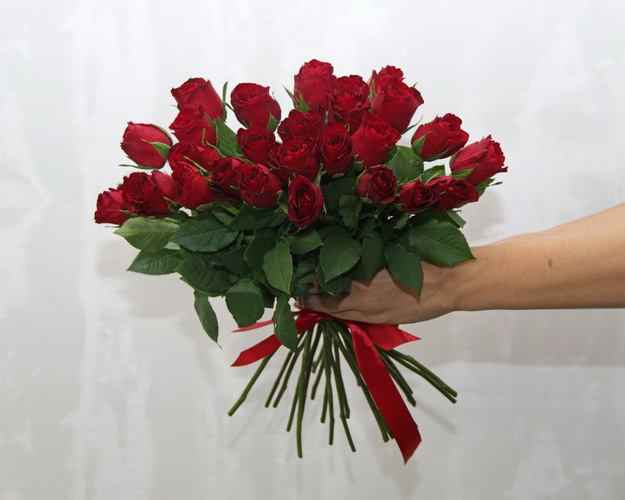 Букет із 25 червоних троянд під стрічку