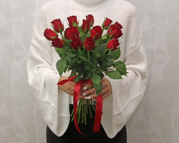 Букет із 15 червоних троянд під стрічку