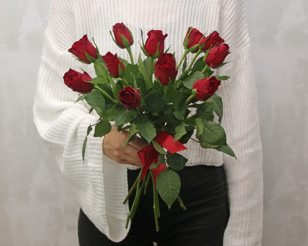 Букет із 11 червоних троянд під стрічку