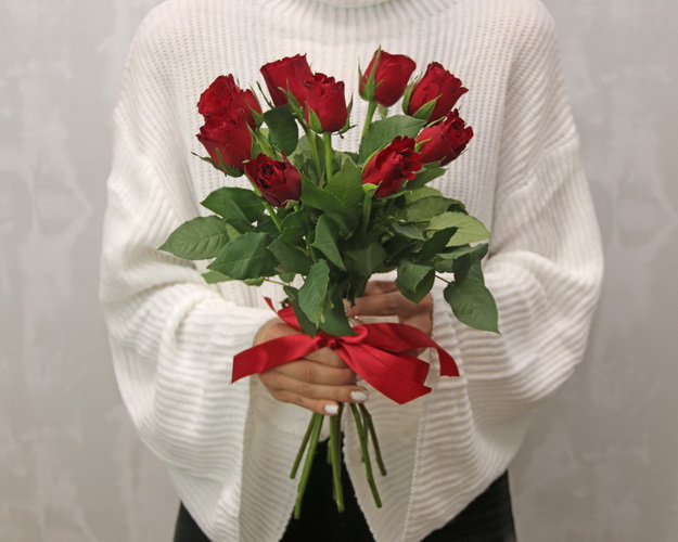 Букет із 9 червоних троянд під стрічку