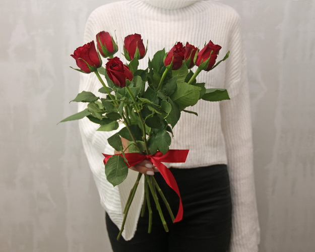Букет із 7 червоних троянд під стрічку