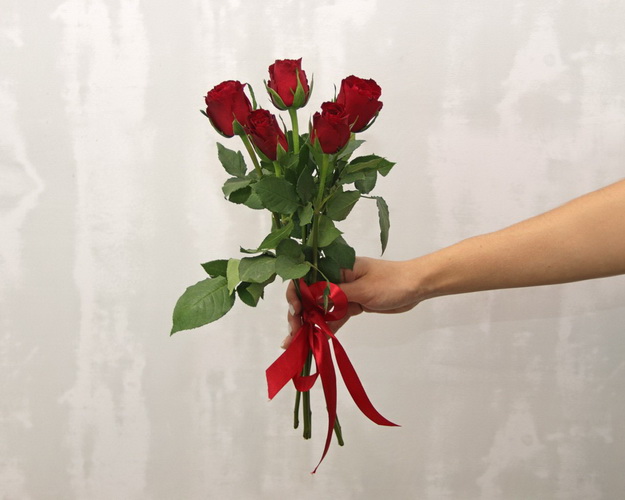 Букет 5 червоних троянд під стрічку
