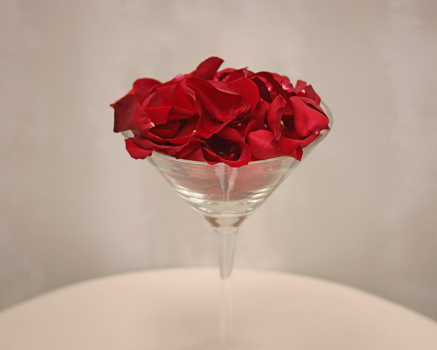 Яскраво-бордові Пелюстки троянд