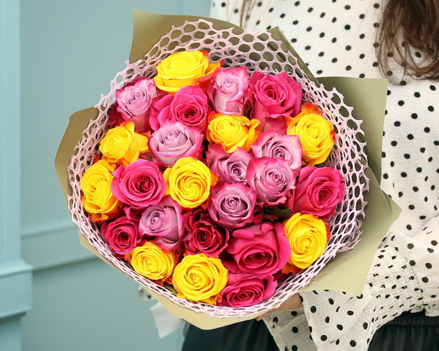 Букет із 25 імпортних троянд фіолетовий мікс в упакуванні