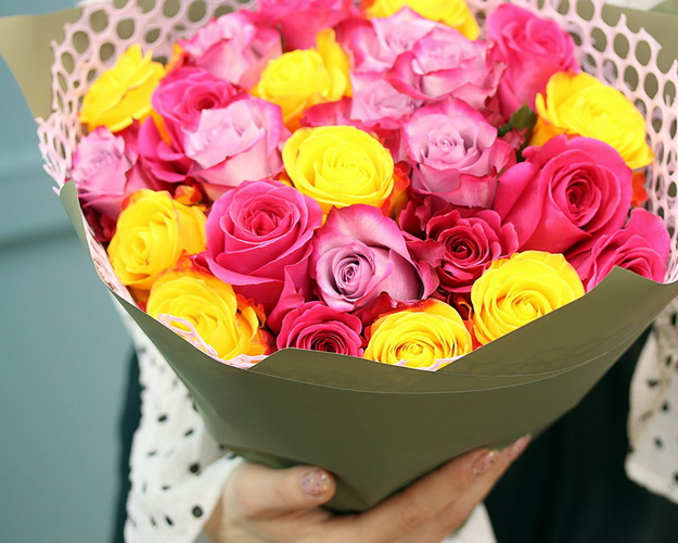 Букет із 25 імпортних троянд фіолетовий мікс в упакуванні