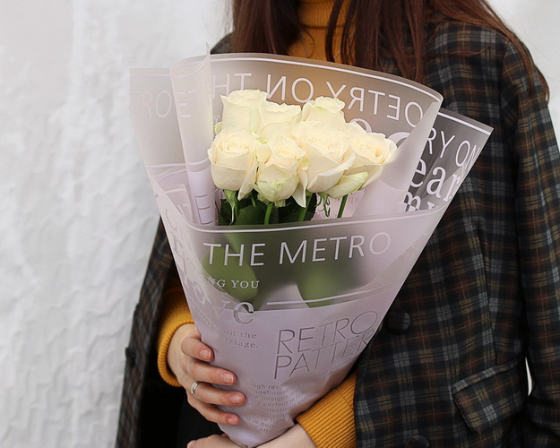 Букет з 7 білих троянд в упакуванні