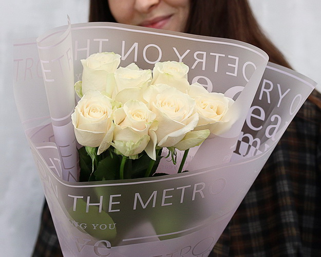 Букет з 7 білих троянд в упакуванні