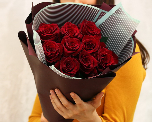 Букет 9 червоних троянд в упаковці