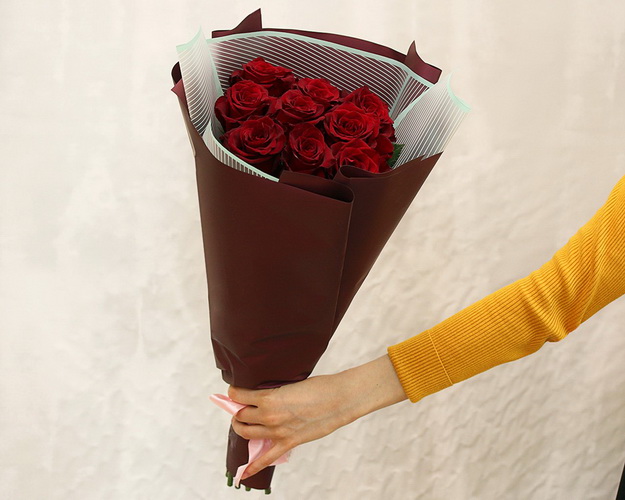 Букет 9 червоних троянд в упаковці