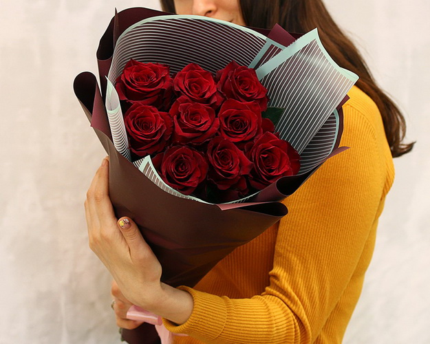 Букет 9 червоних троянд в упаковці