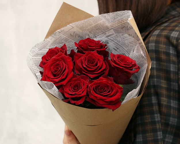 Букет із 7 червоних троянд в упакуванні