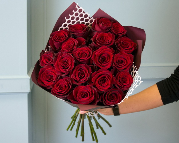 Букет із 15 троянд червоних в упакуванні