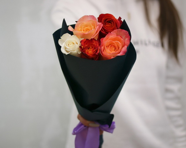 Букет із 5 троянд яскравий мікс в упакуванні