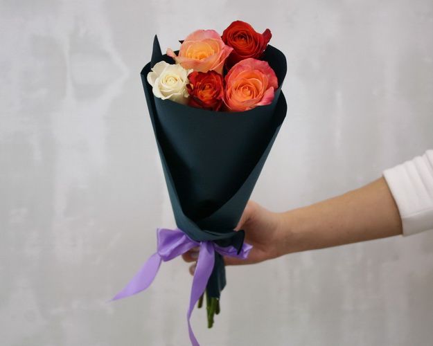 Букет із 5 троянд яскравий мікс в упакуванні