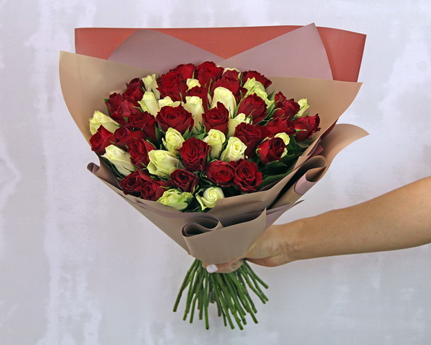 Букет з 51 троянди Доміно