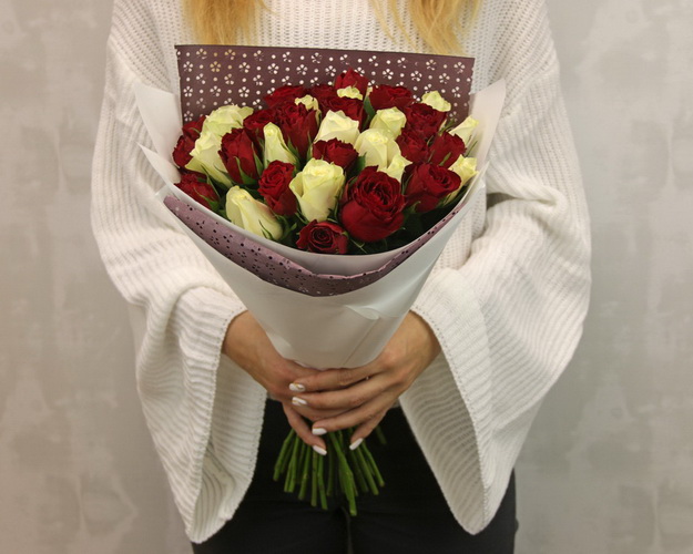 Букет з 35 червоних та білих троянд мікс в упакуванні