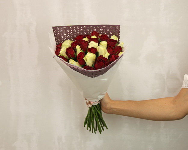 Букет з 35 червоних та білих троянд мікс в упакуванні