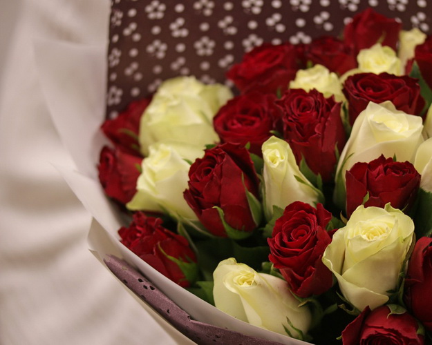 Букет з 35 червоних та білих троянд мікс в упакуванні