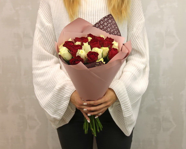 Букет з 25 червоної та білої троянди мікс 35-40 см (Кенія) у стильній упаковці