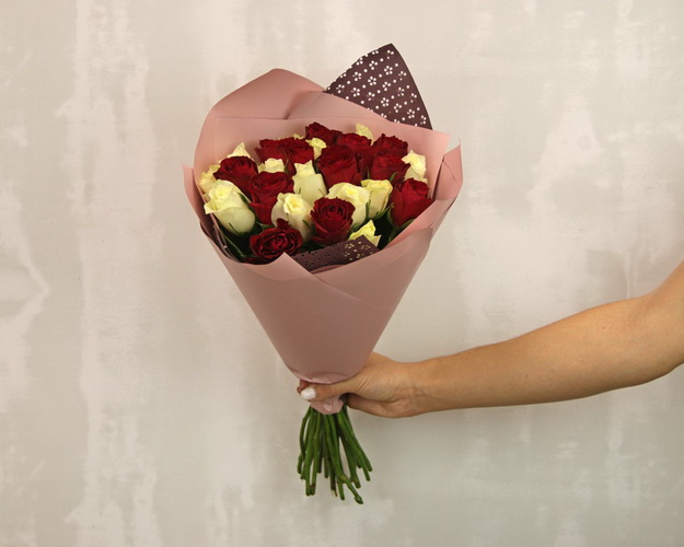 Букет з 25 червоної та білої троянди мікс 35-40 см (Кенія) у стильній упаковці