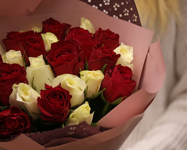 Букет з 25 червоної та білої троянди мікс 35-40 см (Кенія) у стильній упаковці
