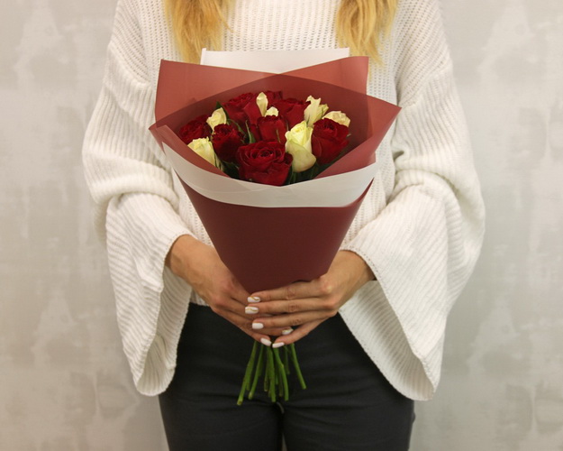 Букет з 15 червоних та білих троянд в упакуванні