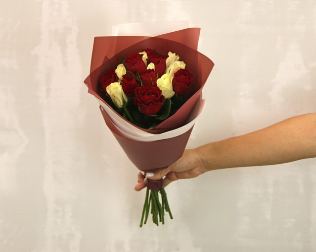 Букет з 15 червоних та білих троянд в упакуванні