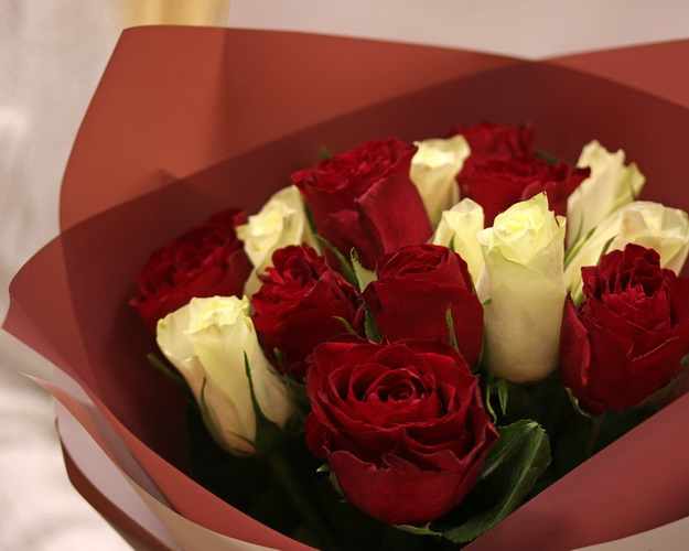 Букет з 15 червоних та білих троянд в упакуванні