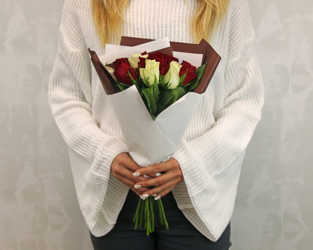 Букет з 11 троянд мікс з упакуванням