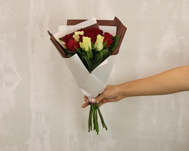 Букет з 11 троянд мікс з упакуванням