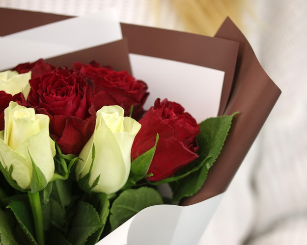 Букет з 11 троянд мікс з упакуванням