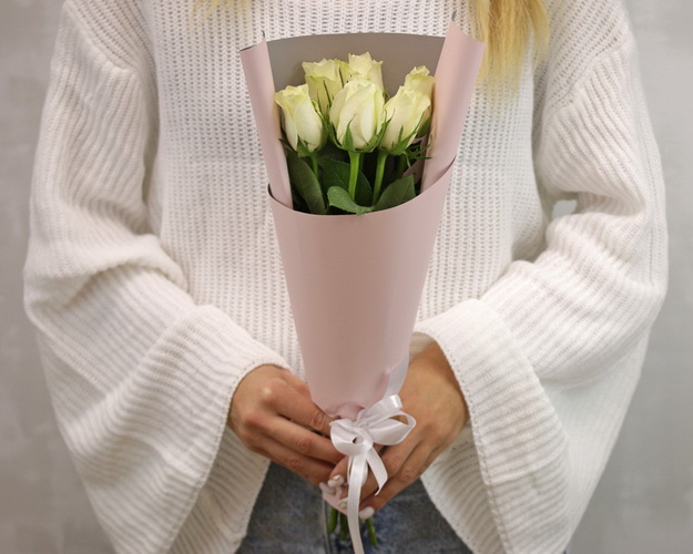 Букет із 7 білих троянд в стильній упаковці