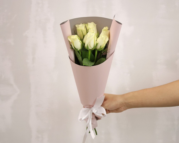 Букет із 7 білих троянд в стильній упаковці