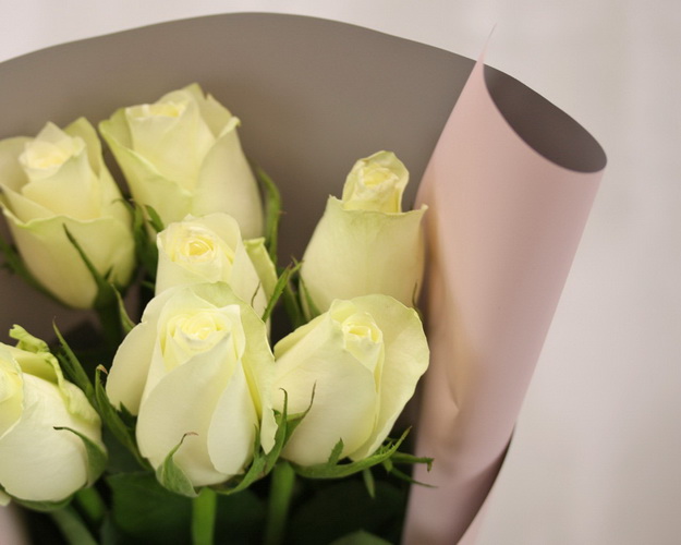 Букет із 7 білих троянд в стильній упаковці