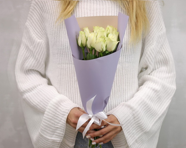 Букет із 9 білих троянд в стильній упаковці