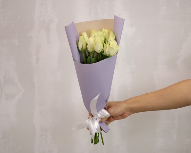 Букет із 9 білих троянд в стильній упаковці