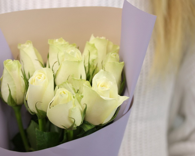 Букет із 9 білих троянд в стильній упаковці