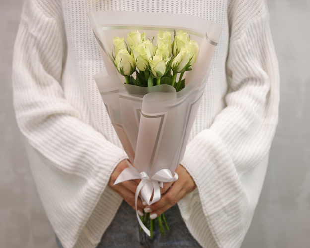 Букет з 11 білих троянд в упакуванні