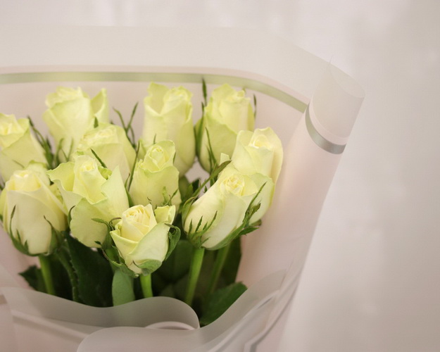 Букет з 11 білих троянд в упакуванні