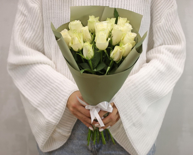 Букет із 15 білих троянд в упакуванні