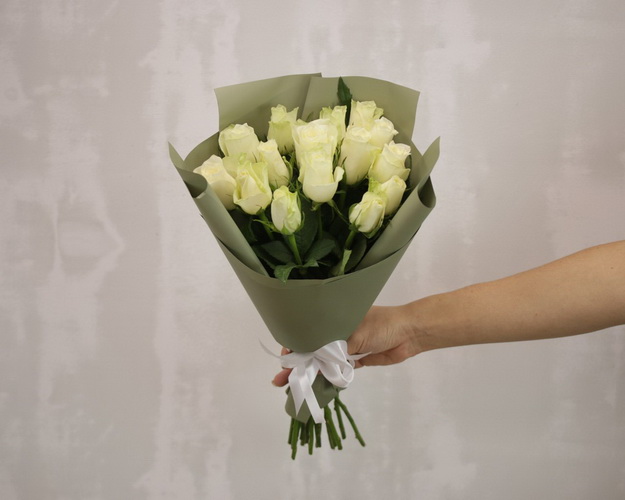 Букет із 15 білих троянд в упакуванні