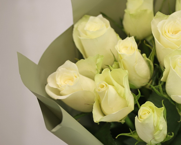 Букет із 15 білих троянд в упакуванні