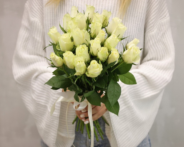 Букет із 25 білих троянд під стрічку