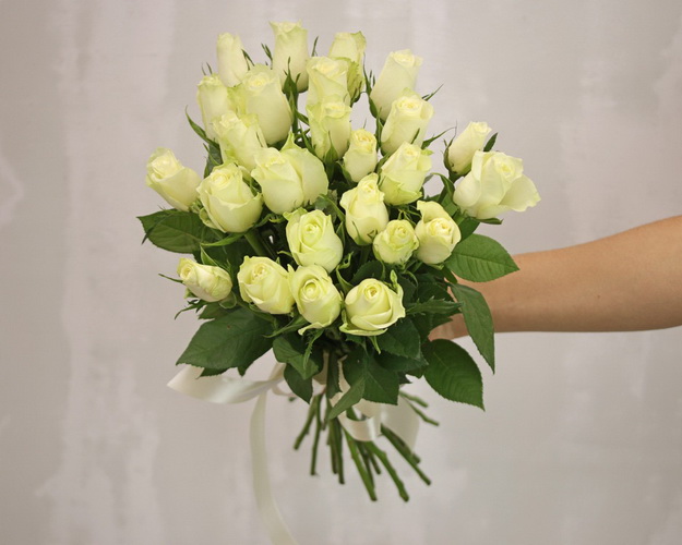 Букет із 25 білих троянд під стрічку