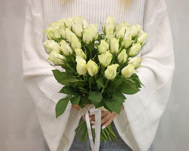 Букет із 35 білих троянд під стрічку