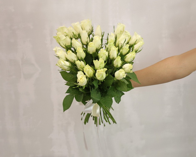 Букет із 35 білих троянд під стрічку